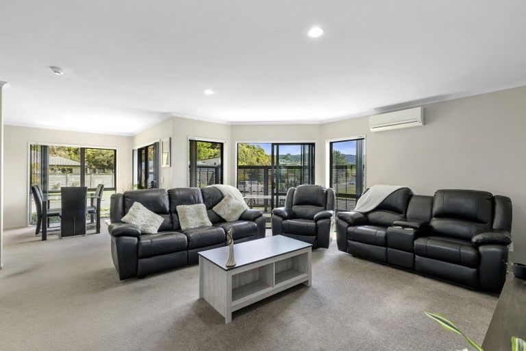 Photo of property in 15 Aragon Grove, Kingsley Heights, Upper Hutt, 5018