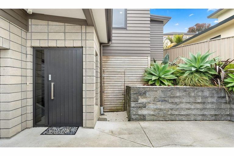 Photo of property in 21 Mariners View Road, Beach Haven, Auckland, 0626