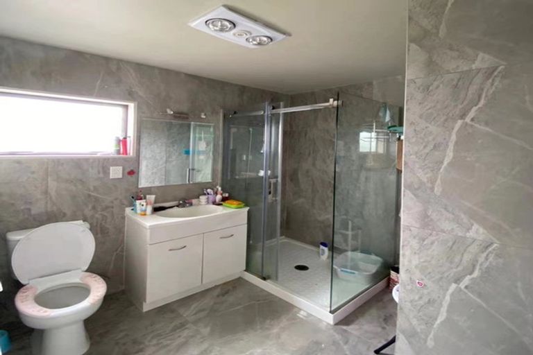 Photo of property in 5a Orchid Place, Te Atatu South, Auckland, 0610