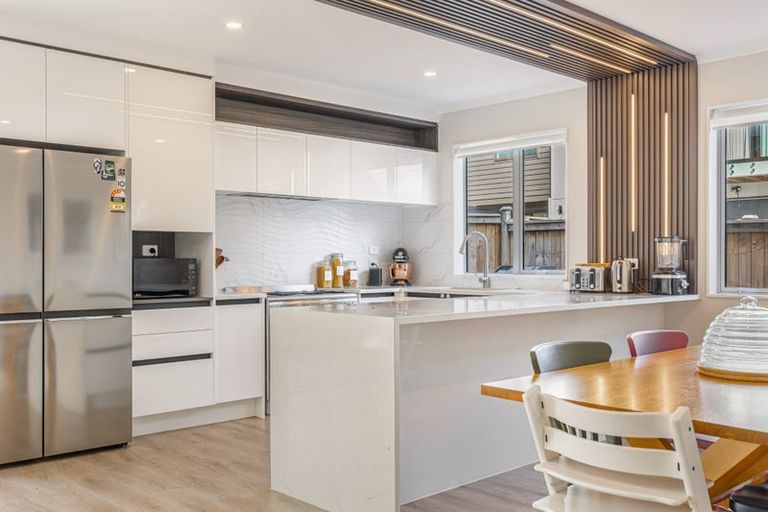 Photo of property in 5 Dawnhaven Drive, Te Atatu Peninsula, Auckland, 0610