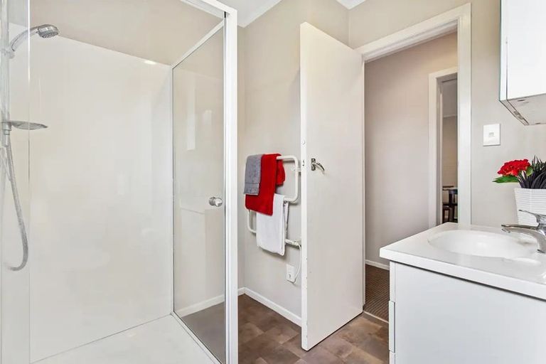 Photo of property in 9 Mckenzie Road, Mangere Bridge, Auckland, 2022