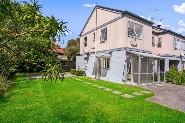 Photo of property in 7/23 Inverness Road, Browns Bay, Auckland, 0630