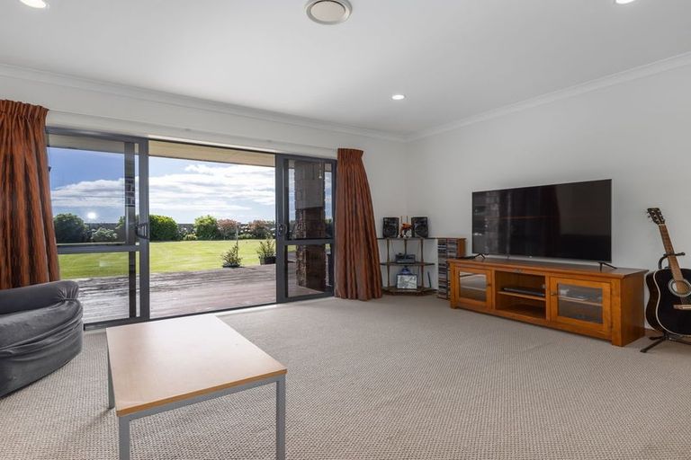 Photo of property in 38 Pohutukawa Drive, Levin, 5571