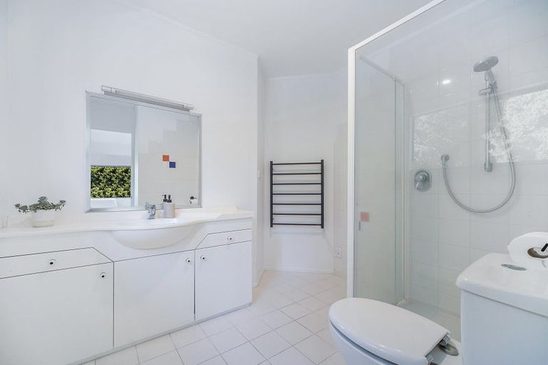 Photo of property in 2/15 Wernham Place, Northcote, Auckland, 0626