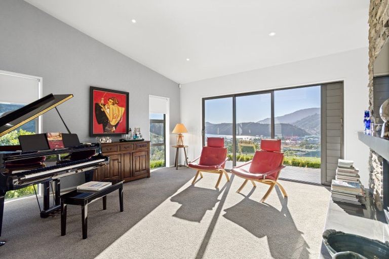 Photo of property in 16 Harbour View Heights, Picton, 7220