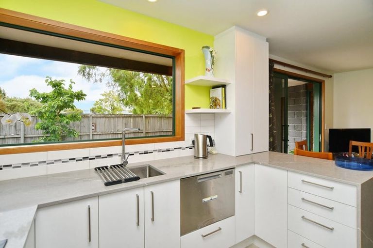 Photo of property in 5 Winters Road, Redwood, Christchurch, 8051