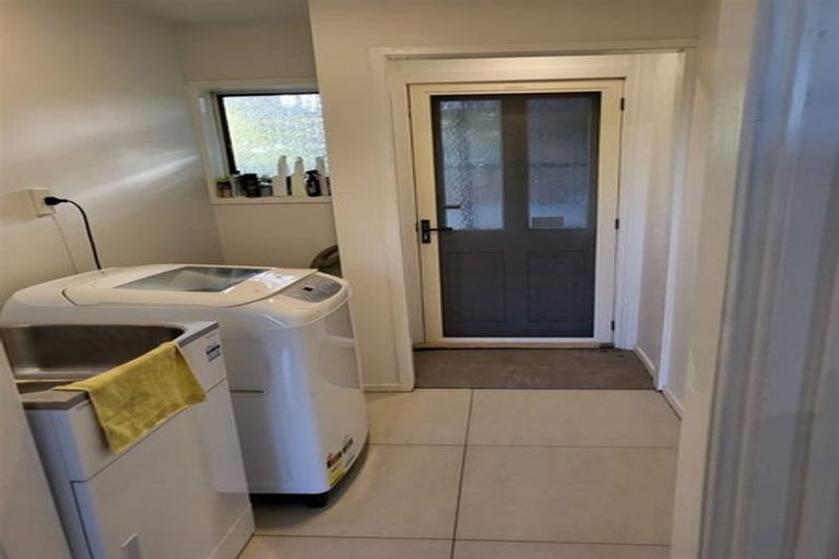 Photo of property in 2/3 Barron Drive, Green Bay, Auckland, 0604