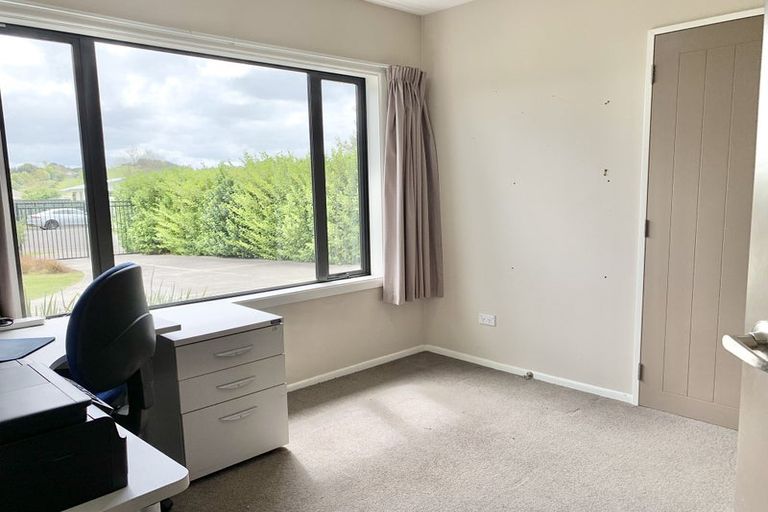 Photo of property in 8 Latham Stubbs Crescent, Waipawa, 4210