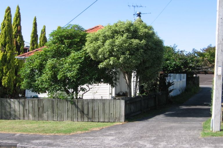 Photo of property in 43 Hill Crescent, New Lynn, Auckland, 0600