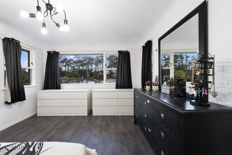 Photo of property in 16 Thornlow Street, Glendene, Auckland, 0602