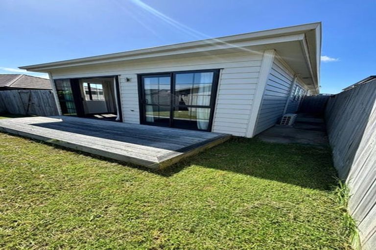 Photo of property in 10 Poutawa Lane, Clarks Beach, 2122