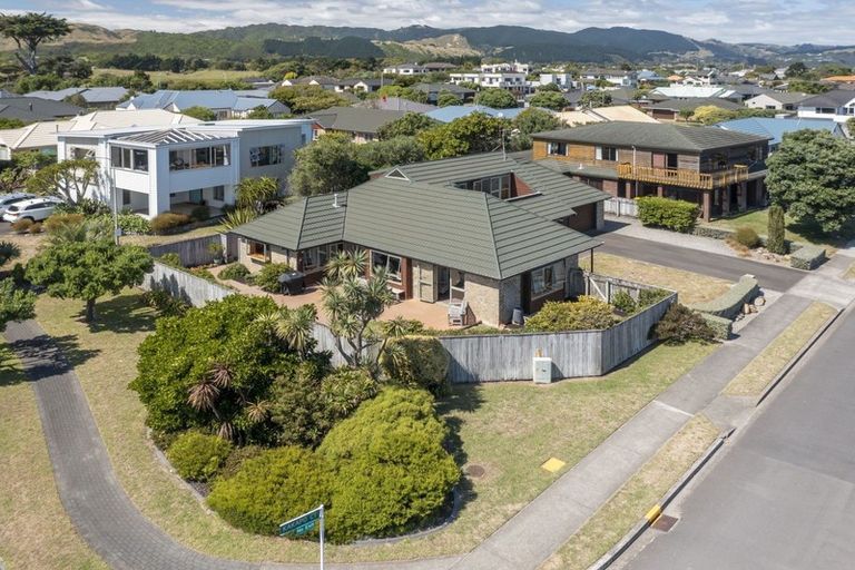 Photo of property in 6 Kotuku Drive, Paraparaumu Beach, Paraparaumu, 5032