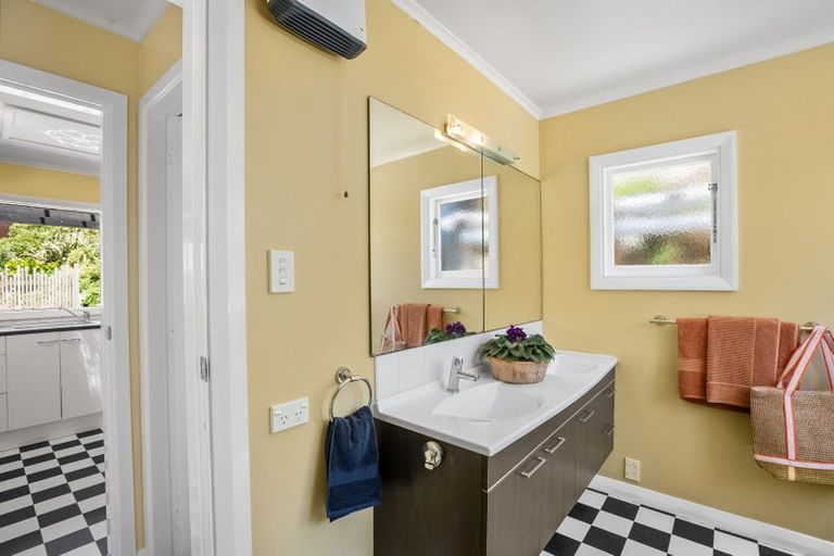 Photo of property in 170 Breaker Bay Road, Breaker Bay, Wellington, 6022