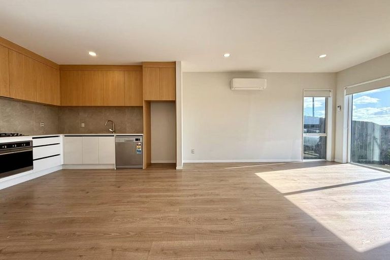 Photo of property in 35 Red Hills Road, Massey, Auckland, 0614