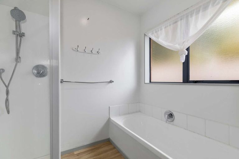 Photo of property in 16 O'sullivan Place, Waiuku, 2123