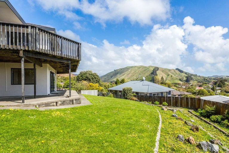 Photo of property in 54 Kakariki Grove, Waikanae, 5036