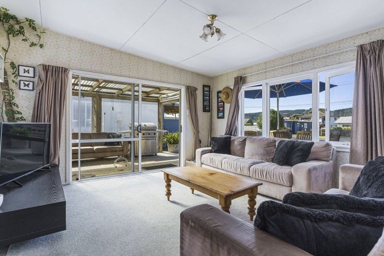 Photo of property in 215 Ocean Road, Whangamata, 3620