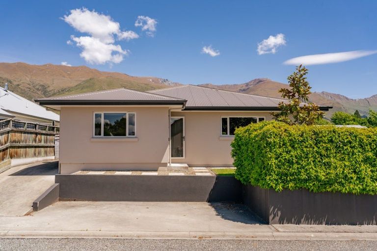 Photo of property in 12 Jessies Crescent, Wanaka, 9305