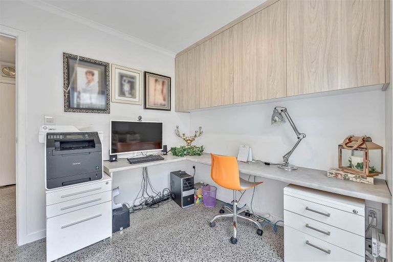 Photo of property in 8 Mansion Court, West Harbour, Auckland, 0618