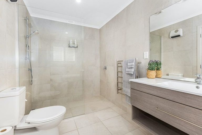 Photo of property in 86 Queen Charlotte Drive, Aotea, Porirua, 5024