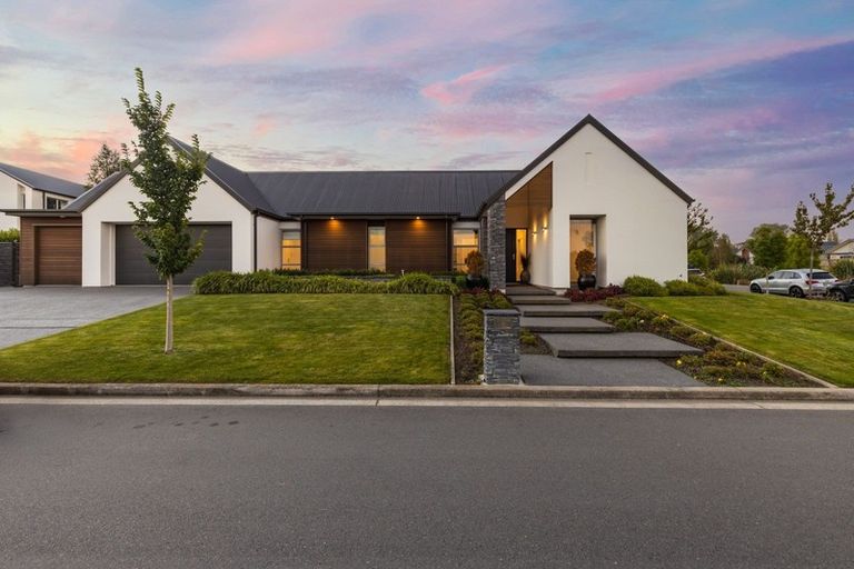 Photo of property in 2 Greenbank Place, Parklands, Christchurch, 8083