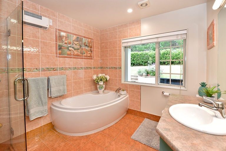 Photo of property in 54 Pinetone Road, Kumeu, 0892