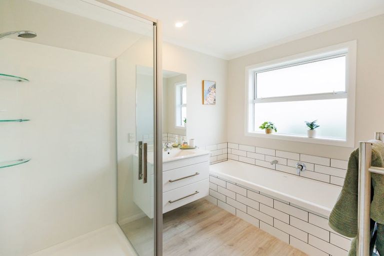 Photo of property in 132 Johnstone Drive, Fitzherbert, Palmerston North, 4410