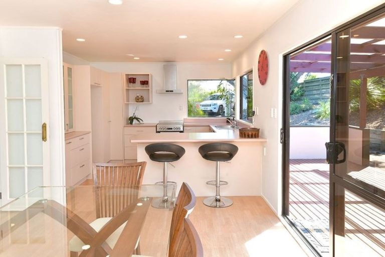 Photo of property in 20 John Road, Stanmore Bay, Whangaparaoa, 0932