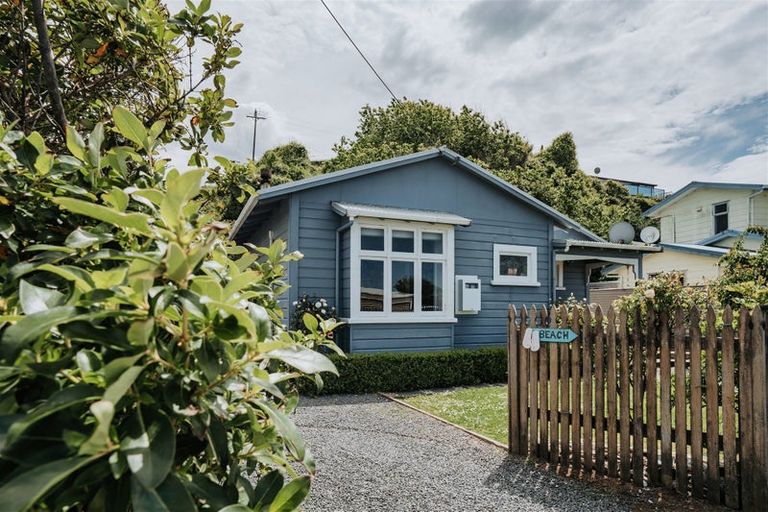 Photo of property in 14 Moana Street, Kaka Point, 9271