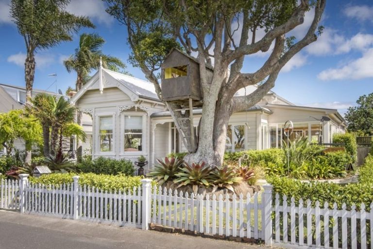 Photo of property in 43 King Edward Parade, Devonport, Auckland, 0624