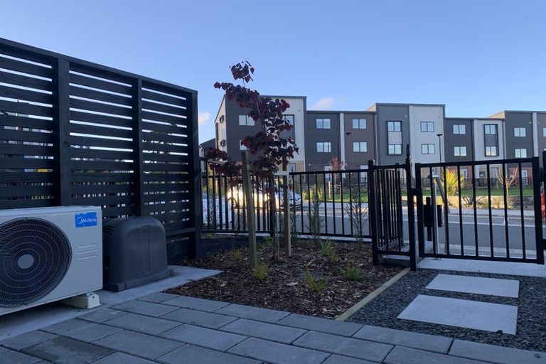 Photo of property in 37 Jabuka Street, Glen Eden, Auckland, 0602