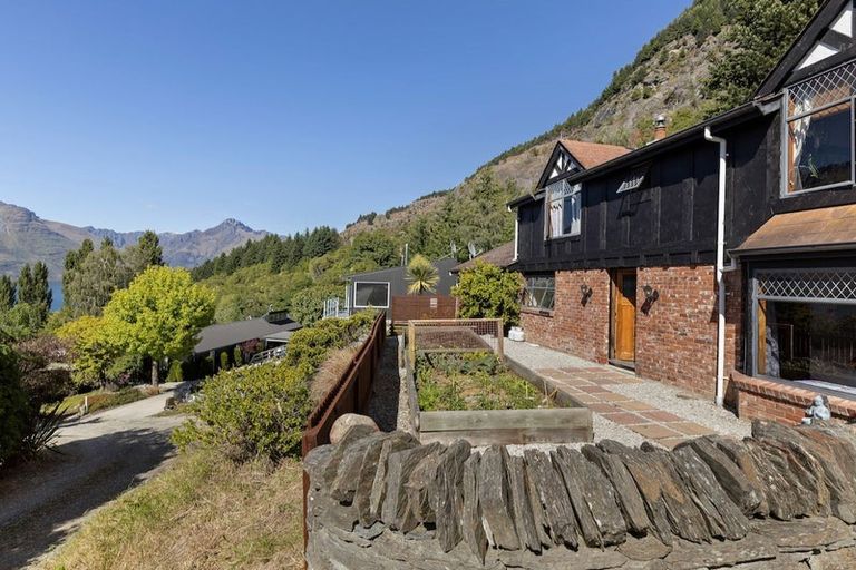 Photo of property in 10 Moss Lane, Sunshine Bay, Queenstown, 9300