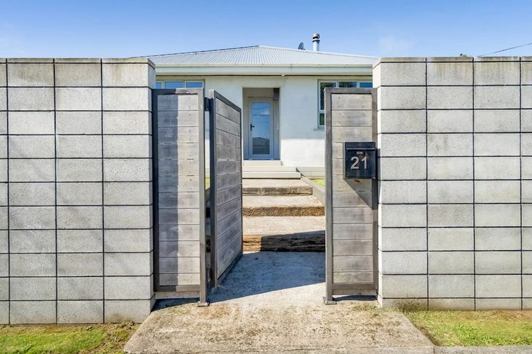 Photo of property in 21 Carthew Street, Okato, 4335
