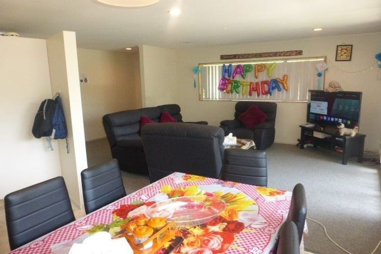 Photo of property in 50a Edmonton Road, Henderson, Auckland, 0612