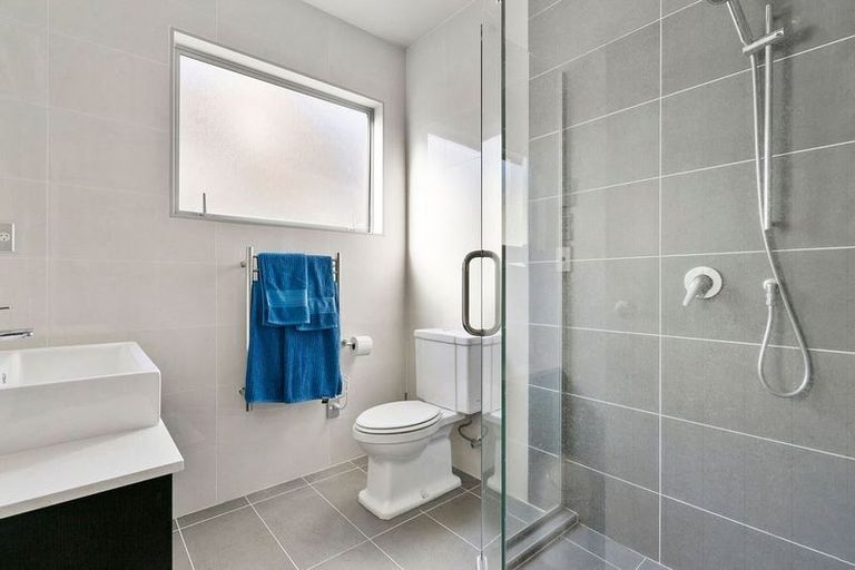 Photo of property in 1 Melmore Place, Pinehill, Auckland, 0632