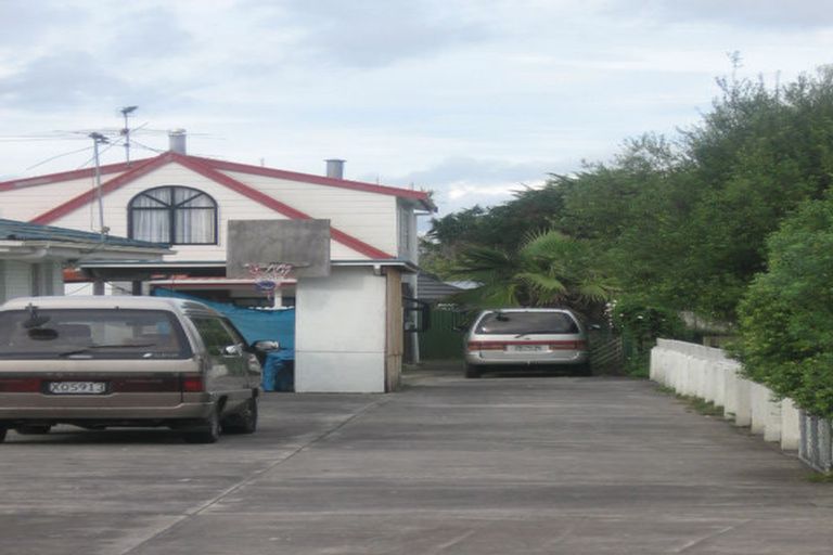 Photo of property in 2/128 Kimpton Road, Auckland, 2025