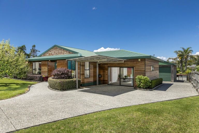 Photo of property in 11 Windfall Grove, Greenhithe, Auckland, 0632
