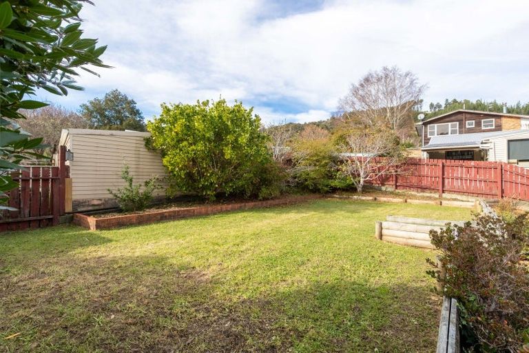 Photo of property in 71 Blue Mountains Road, Pinehaven, Upper Hutt, 5019