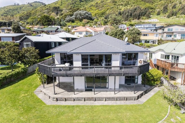 Photo of property in 54 Kakariki Grove, Waikanae, 5036