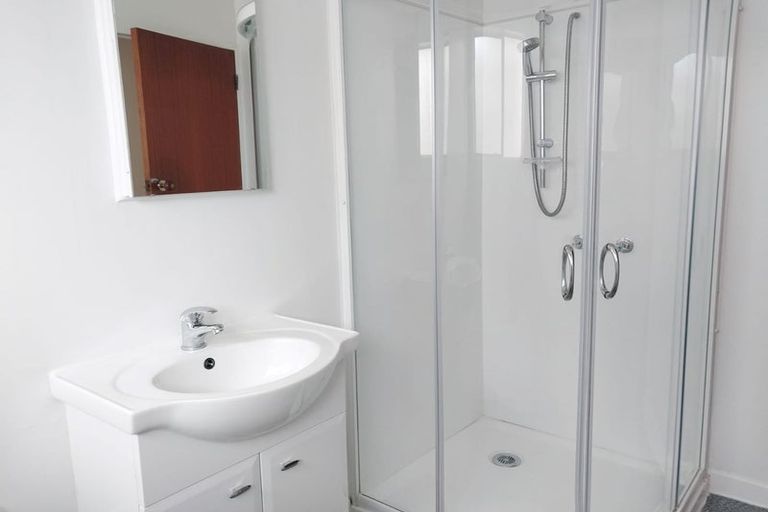 Photo of property in 10 Kingsbridge Place, Newlands, Wellington, 6037