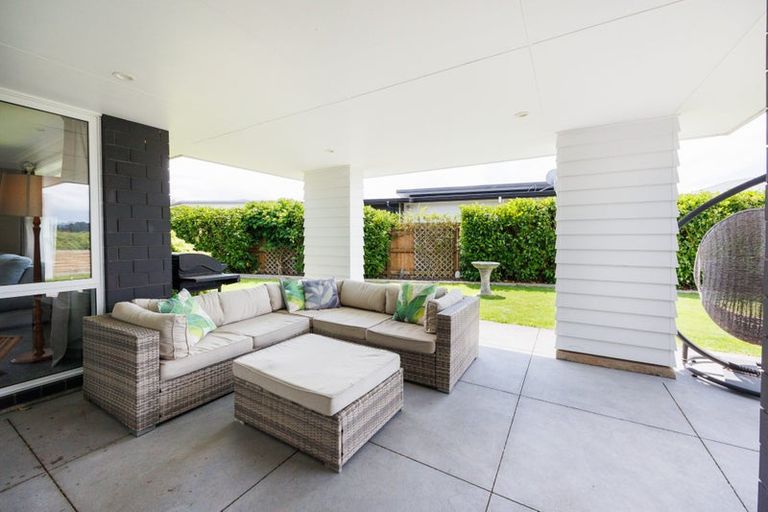 Photo of property in 132 Johnstone Drive, Fitzherbert, Palmerston North, 4410