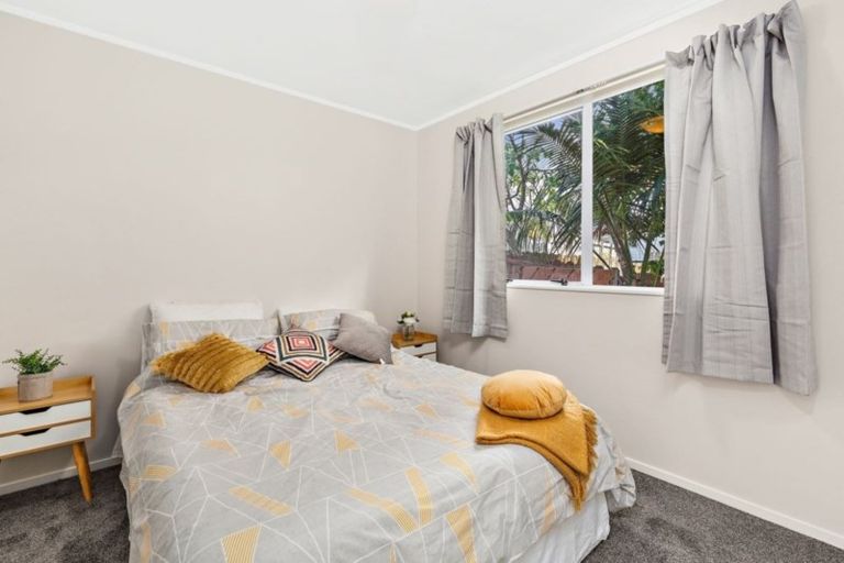 Photo of property in 24 Halloran Place, Massey, Auckland, 0614