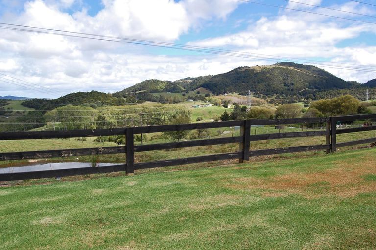 Photo of property in 7 Mountain Road, Kaiwaka, Maungaturoto, 0587