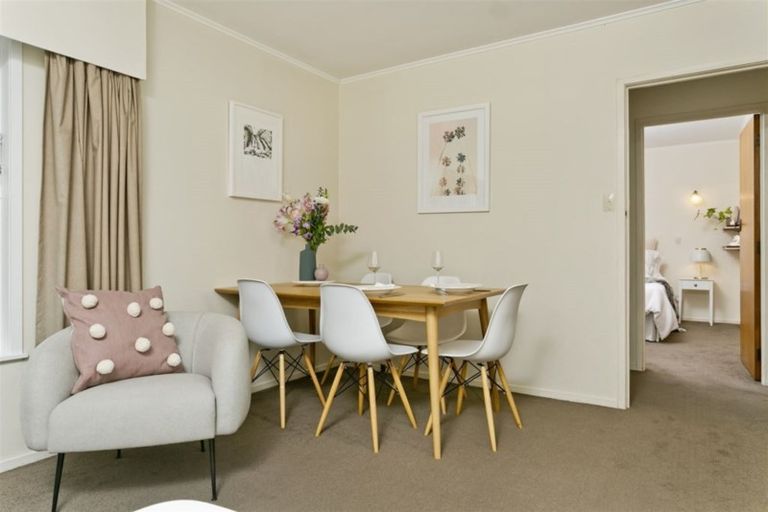 Photo of property in 2/10 Nea Place, Hillcrest, Auckland, 0627