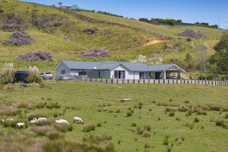 Photo of property in 2265 South Head Road, South Head, Helensville, 0874