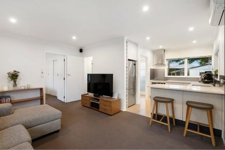Photo of property in 2/10 Princes Street, Northcote Point, Auckland, 0627