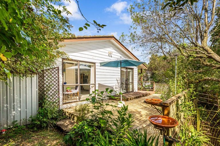 Photo of property in 1 Taipari Road, Te Atatu Peninsula, Auckland, 0610