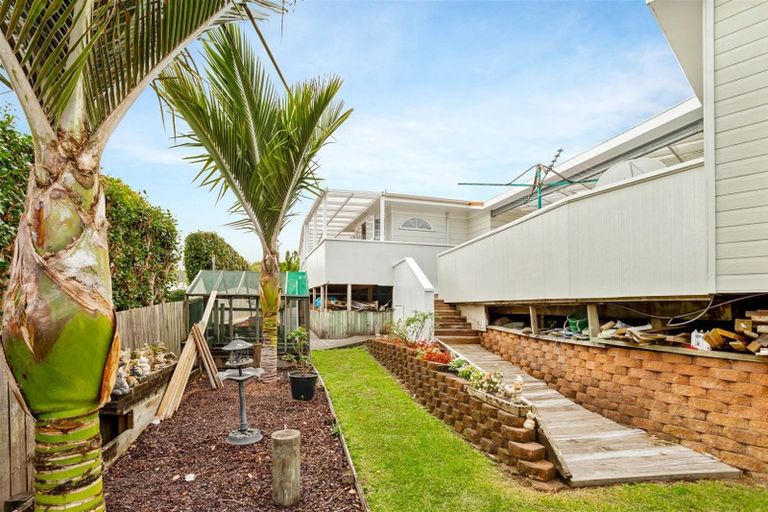 Photo of property in 1 Edgewood Way, Henderson, Auckland, 0612