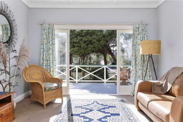 Photo of property in 18 Gill Avenue, Te Atatu Peninsula, Auckland, 0610