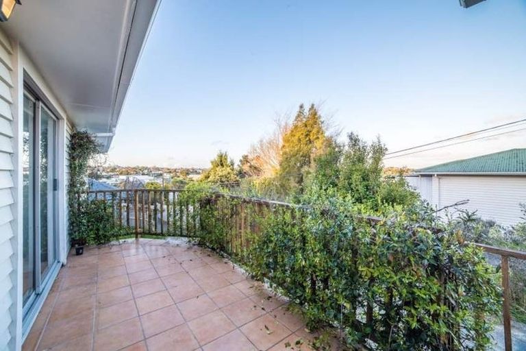 Photo of property in 229 Wairau Road, Totara Vale, Auckland, 0627